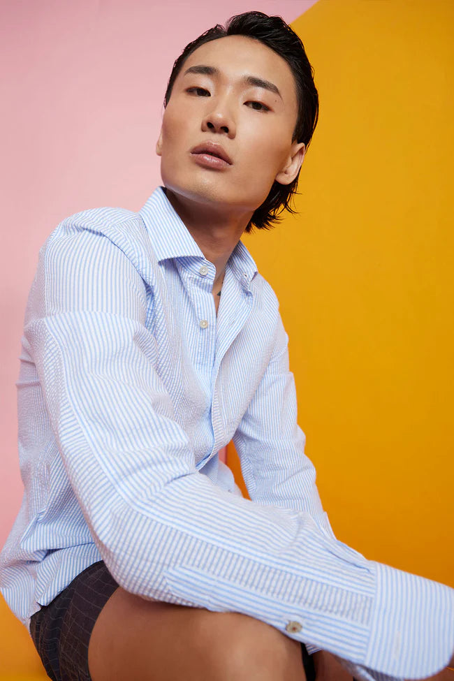 Camisa de rayas azules y blancas de Koike